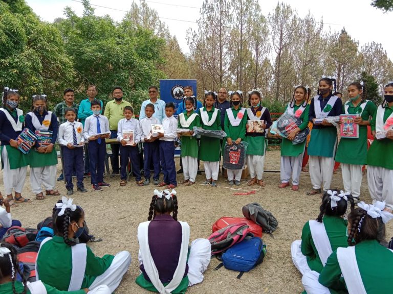 निर्धन छात्रों की शिक्षा में मददगार बनी पहाड़ी दगड़्या संस्था, नैनीडांडा ब्लॉक के 93 छात्र छात्राओं को पहुंचाई जरूरी मदद